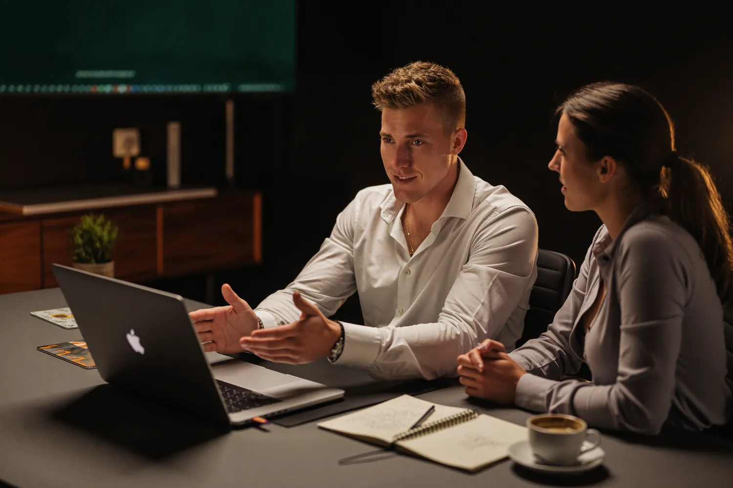 Gabriel Wolf im Beratungsgespräch mit einer Kundin am MacBook