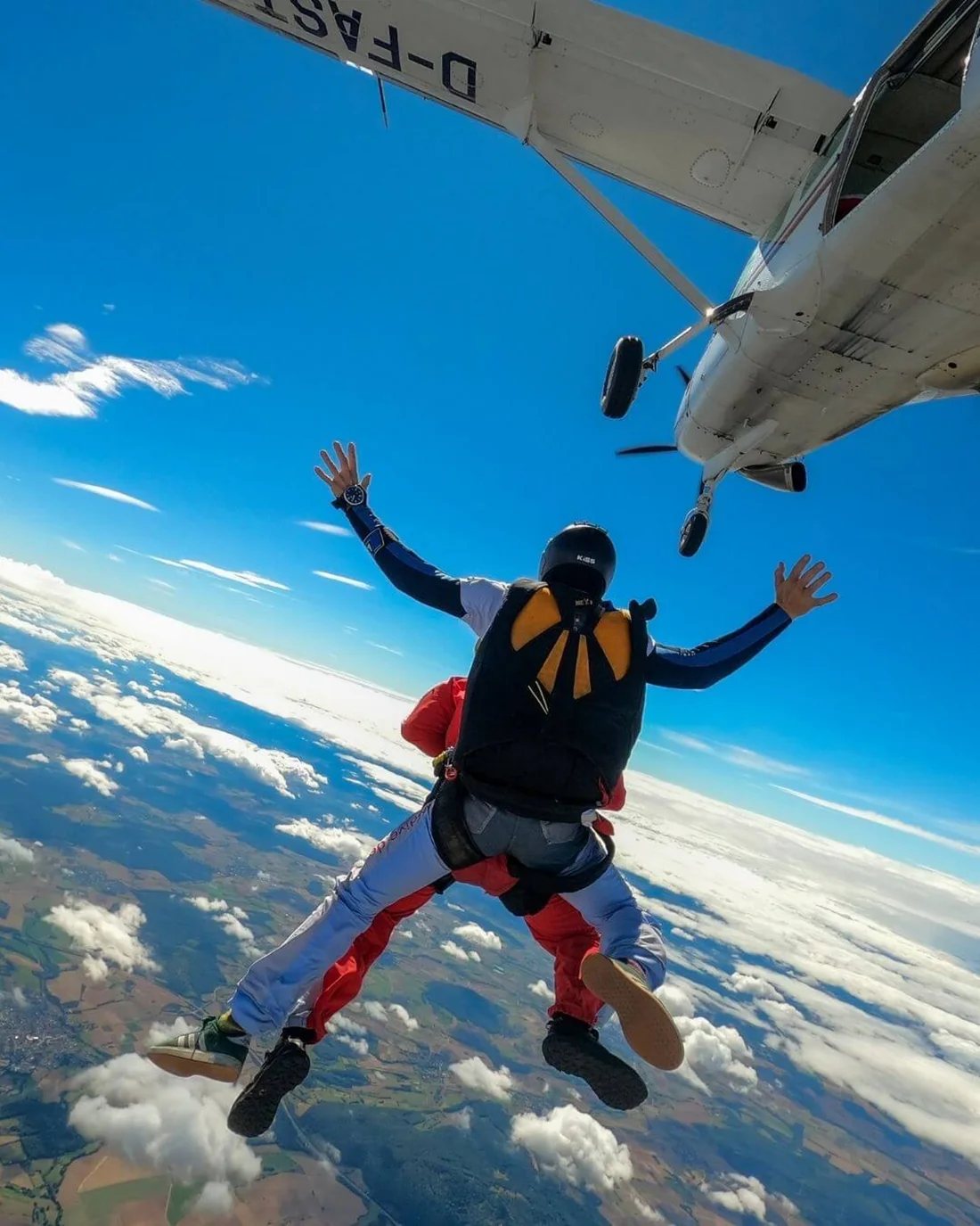 Gabriel Wolf beim Fallschirmsprung, kurz nach dem Absprung aus dem Flugzeug