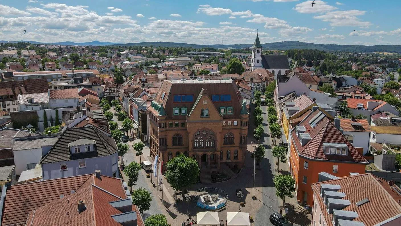 Blick über die Innenstadt von Hünfeld mit Rathaus und Kirchturm